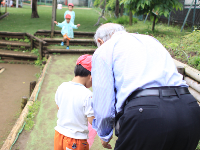 「門をくぐったら、大人も子どもも心が洗われるような幼稚園でありたい」と飯沼先生。創立の日からずっと日々の積み重ねを大切にして子どもたちを育て、小学校へ送り続けています。
