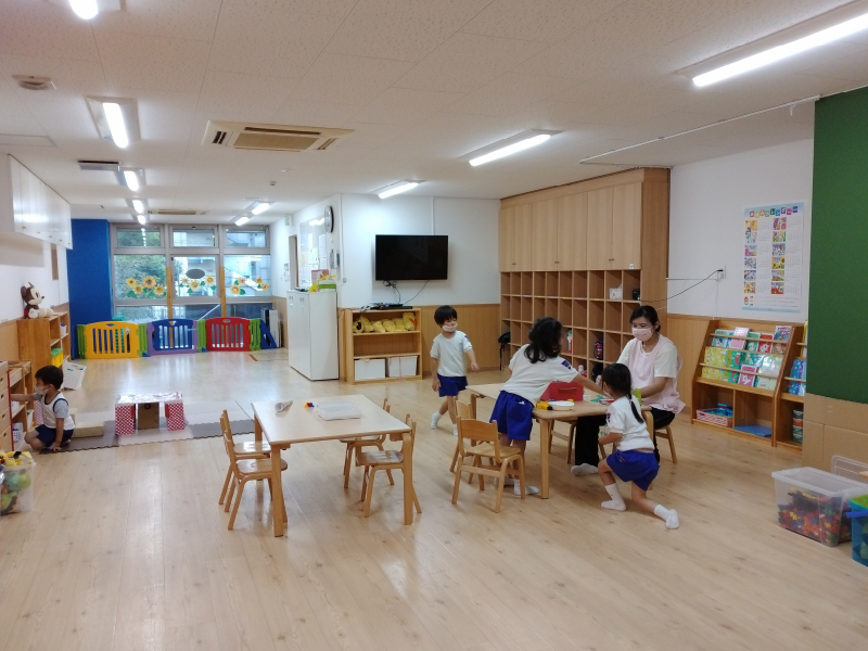 松戸駅西口送迎保育ステーションの様子。子どもたちは自分の好きな玩具を出して自由に遊ぶことができます。